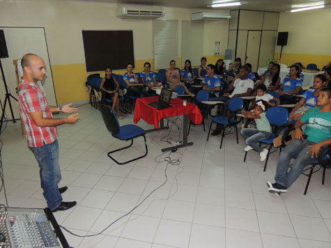 Minas Calçados e Confecções realiza palestra de postura corporal para funcionários