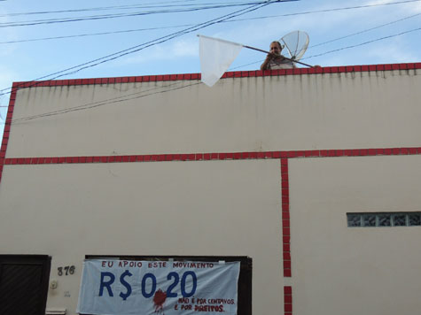 Brumadense faz protesto solidário aos manifestos contra o aumento das tarifas de transportes público