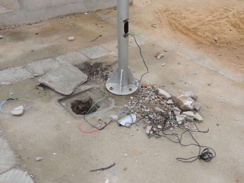 Brumado: Vândalos furtam fiação de iluminação da Praça João Romão