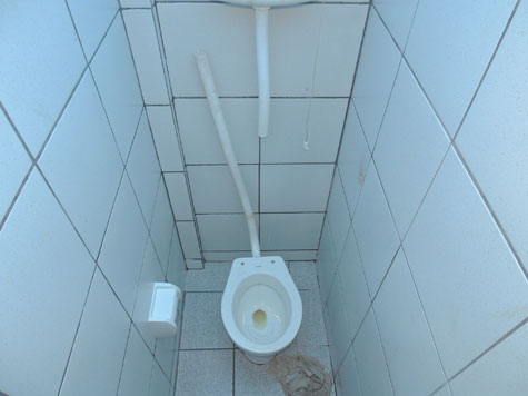 Brumado: Vândalos atacam banheiros públicos na Praça Armindo Azevedo