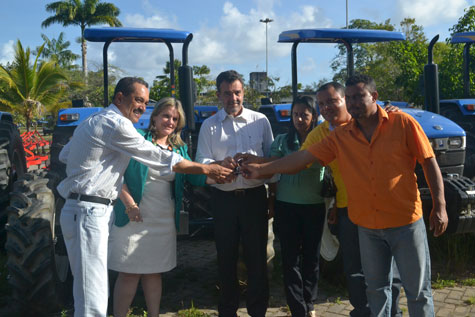 Palmas de Monte Alto: Associações rurais são beneficiadas com tratores