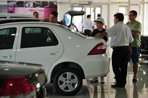 Venda de veículos cai pela 1ª vez após recordes