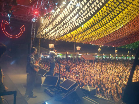 Mais de 20 mil pessoas curtiram Victor & Léo na abertura do São João de Caculé