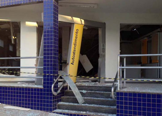 Grupo explode banco e atira contra delegacia em Abaíra