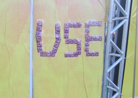 CarnaBrumado: Abracadabra alerta sobre a importância do uso da camisinha