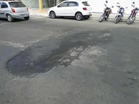 Água mina no asfalto no centro de Brumado