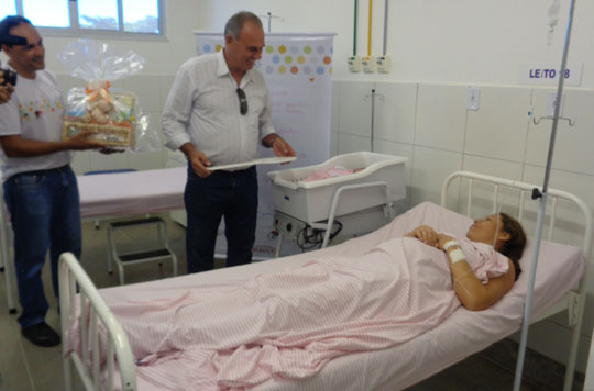 Prefeito de Brumado entrega ?kit bebê perfeito?