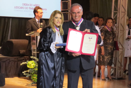 Brumado: Prefeito é condecorado com a Comenda Coqueijo Costa do TRT-BA
