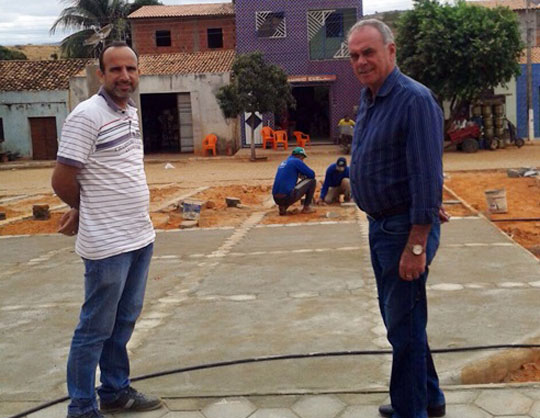 Brumado: Prefeito Aguiberto vistoria obras da nova Praça de Cristalândia