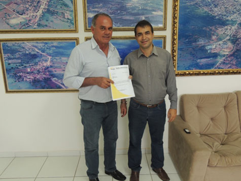 Brumado: Presidente do legislativo entrega projeto do Centro de Detenção Provisória ao prefeito