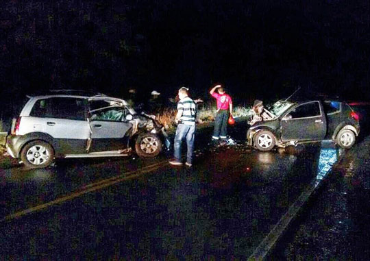 Duas pessoas morrem e quatro ficam feridas em colisão frontal na BA-262 em Anagé