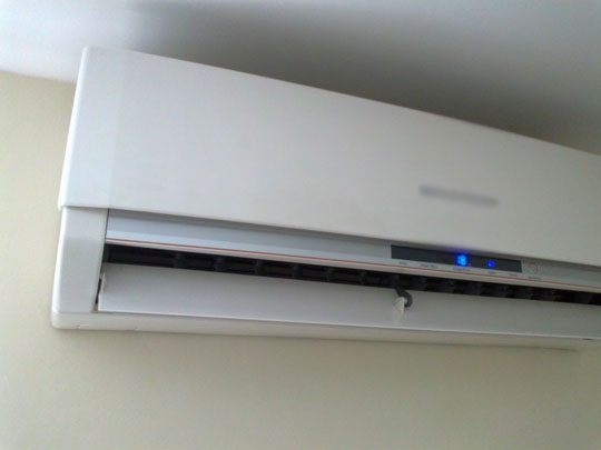 Ar-condicionado aumenta em média R$ 100 na conta de luz