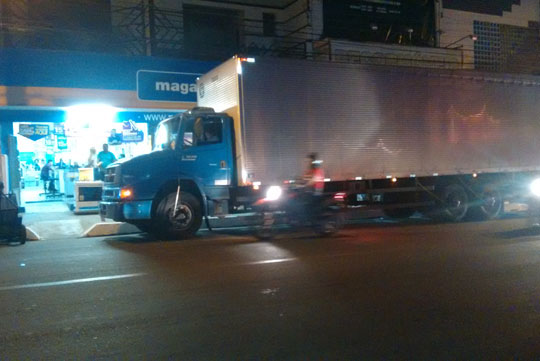 Disfarçados de estudantes, bandidos assaltam loja de rede de móveis em Brumado