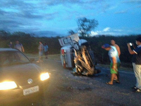 BA-148: Um morre e cinco ficam feridos em acidente entre ambulância e veículo de passeio