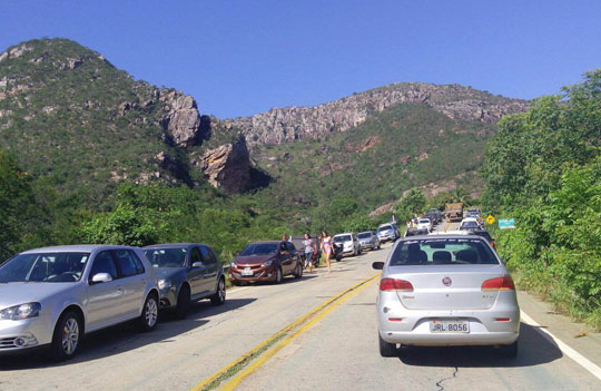 BA-148: Ônibus de turismo perde o freio e tomba na Serra das Almas em Rio de Contas