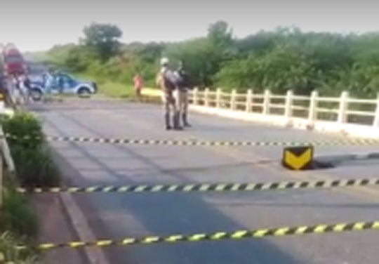 Motoristas procuram desvios e sofrem com interdição da BA-148, entre Brumado e Livramento