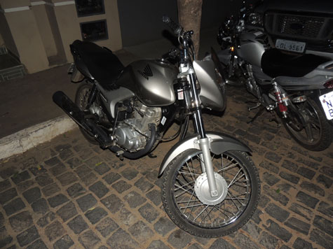 Brumado: Bandidos assaltam papelaria e atiram contra policial