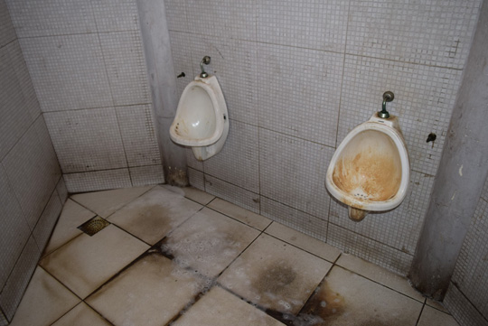 Banheiros públicos são depredados e permanecem fechados em Brumado