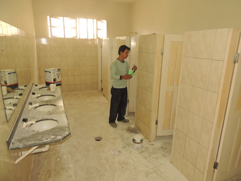 Brumado: Banheiro está sendo reformado para atender demanda do Carnaval 2014