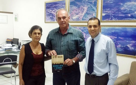 Livro do escritor Rui Medeiros é doado à Biblioteca de Brumado