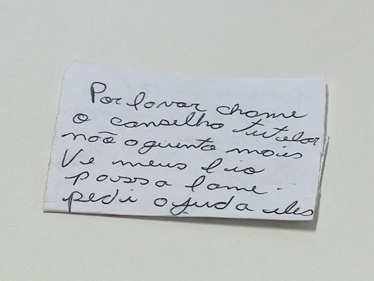 Mãe abandona dois filhos: 'Não aguento mais ver passar fome'