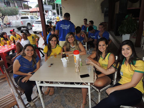 Fotos: Torcida brumadense comemora vitória do Brasil contra Camarões
