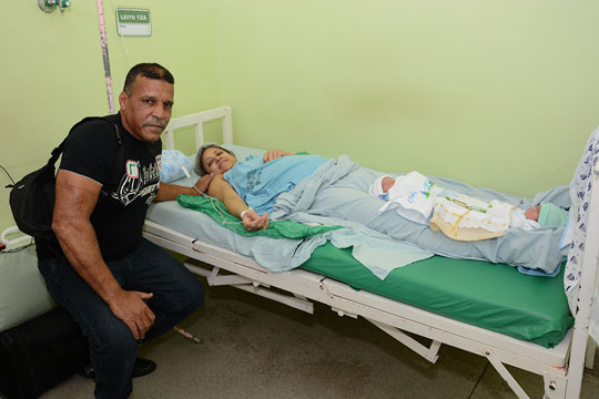 Brumadense que fez inseminação artificial dá à luz a gêmeos em Vitória da Conquista