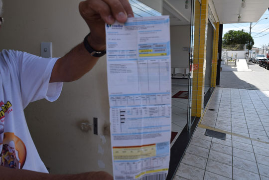 Brumadense aciona Coelba na justiça alegando atraso na entrega da conta e corte indevido de energia