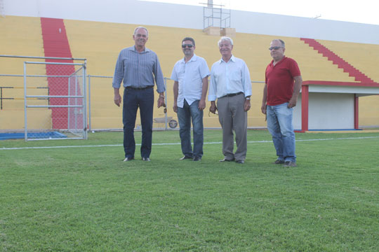 Brumado: Prefeito faz vistoria no Estádio Gilberto Cardoso e torcedores já trocam alimentos por ingressos