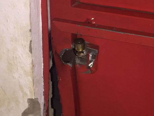 Brumado: Sete meliantes com armas de grosso calibre tentam arrombar cofre de distribuidora de bebidas