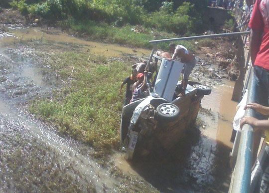 Táxi cai da ponte dentro do Rio do Antônio com três passageiros em Brumado