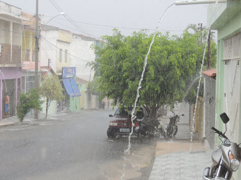 Chuva e muito vento em Brumado