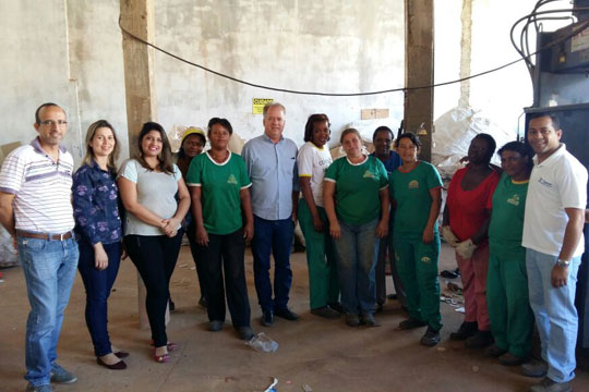 Brumado busca em Caetité modelo de cooperativa para aproveitamento seletivo de lixo