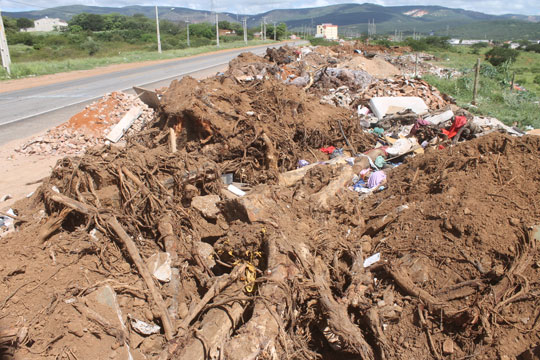 Brumado: Entulhos estão sendo depositados para nivelar e alargar faixa de servidão na BA-262