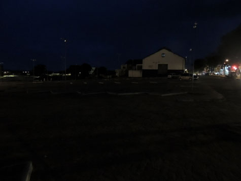 Brumado: Falta de aterramento deixa praça de estacionamento do mercado às escuras