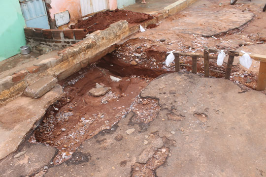 Brumado: Falta de infraestrutura faz chuva invadir casas e provocar buracos no Bairro Olhos D'água