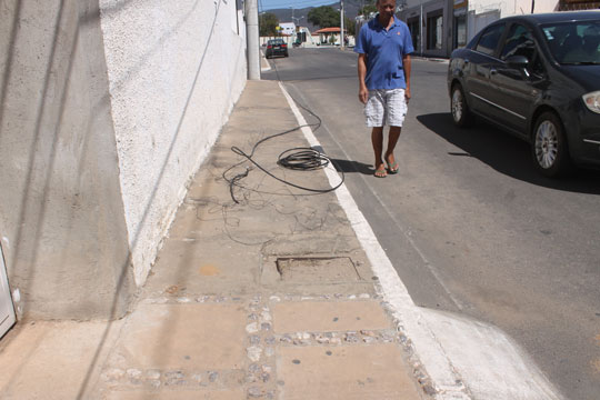 Brumado: Troca de postes deixa fios emaranhados e expostos