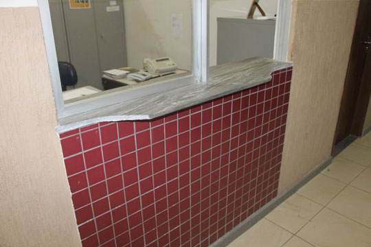 Brumado: Homem surta e quebra mármore e vidro do Fórum; juiz dá voz de prisão