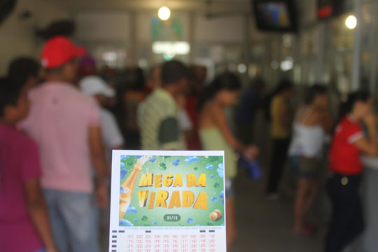 Sonhando com os R$ 300 milhões da mega da virada brumadenses lotam casas lotéricas
