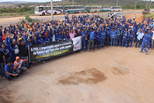 Brumado: Operários da Fiol fazem protesto cobrando da presidente Dilma manutenção dos empregos