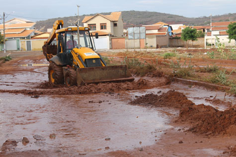 Moradores estão insatisfeitos com ruas alagadas em Brumado
