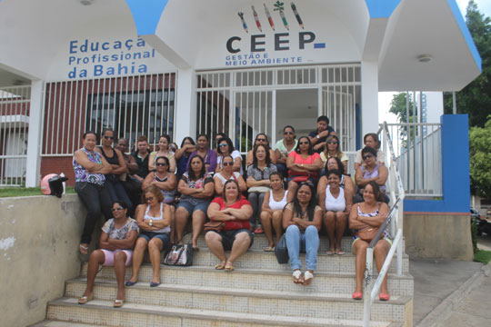 Com salários atrasados, servidores cruzam os braços e escolas estaduais ficam sem aula em Brumado