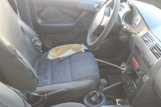 Policiais improvisam prego como trava de porta para usar viatura em Brumado