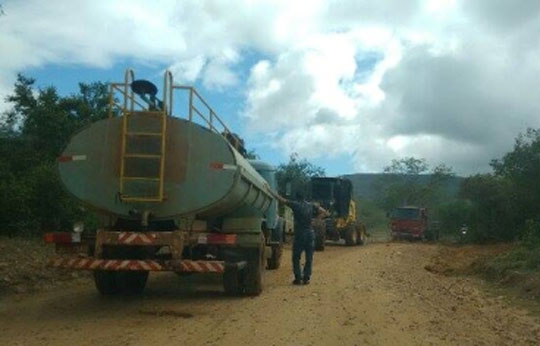 Brumado: Vereador Weliton Lopes acompanha patrolamento de estrada em Ubiraçaba