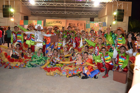 Luciano Ribeiro parabeniza quadrilha Busca-Pé pelo convite para participar do Projeto Brasil Junino