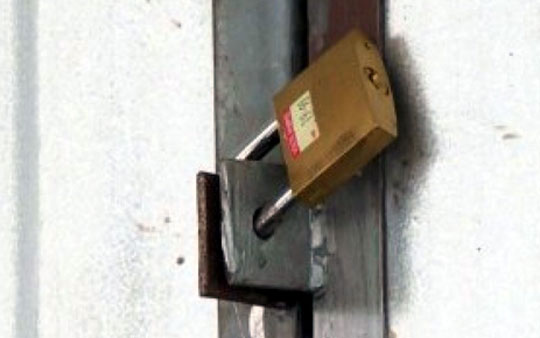 Milagres: Ex-prefeito tranca portas e janelas da prefeitura e diz que é dono do imóvel