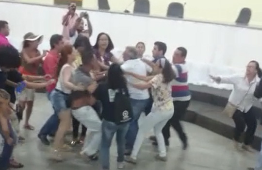 Brumado: Vídeo mostra momento em que secretário de agricultura e professor entram em luta corporal