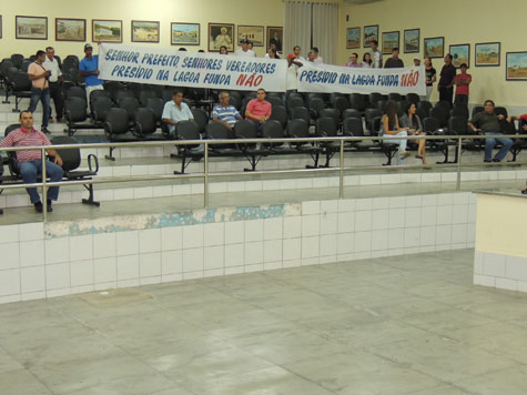 Brumado: Moradores da Lagoa Funda protestam na Câmara contra presídio na localidade