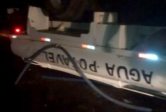 Caminhão da operação pipa capota entre Caetité e distrito de Maniaçu