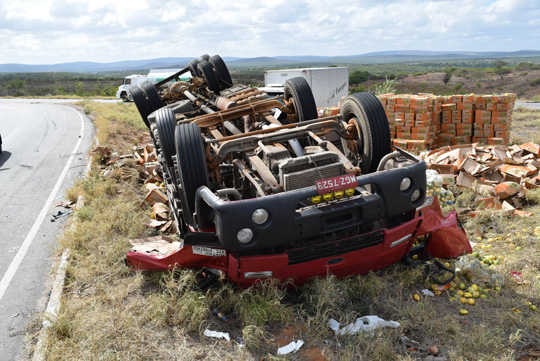 Novo capotamento é registrado no trevo da BR-030 e motoristas cobram iluminação no local